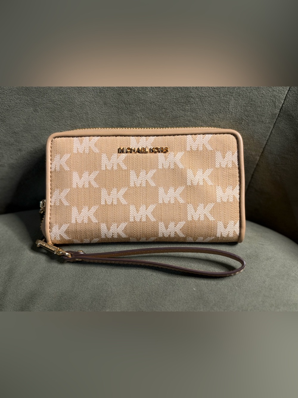 NWT Michael Kors Jet Set Travel Large Smartphone Wristlet Beige & White